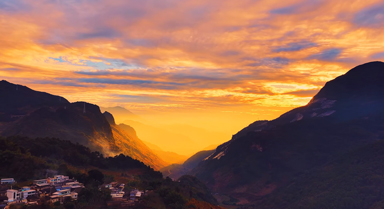 云南永德夕阳绘就鎏金山水画