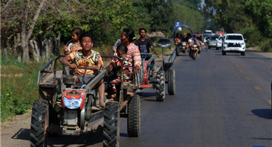 大批柬埔寨民众逃离家园