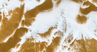 沙漠下大雪像极了“咖啡拉花”