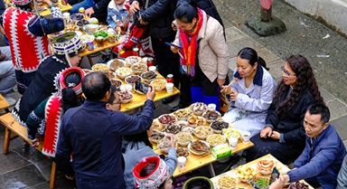 云南元阳：哈尼长街宴热闹非凡