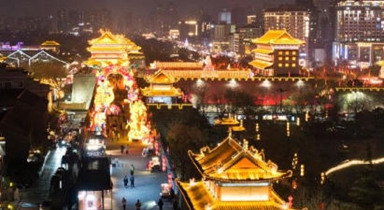 西安城墙：流光溢彩迎马年