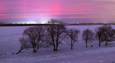 我国北方多地迎来新年首场“极光秀”