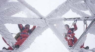 湖北鹤峰:冒雪巡线保供电