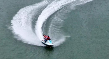 广西北海：海上冲浪醉游人