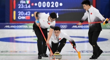 中国男子冰壶队除夕迎首胜