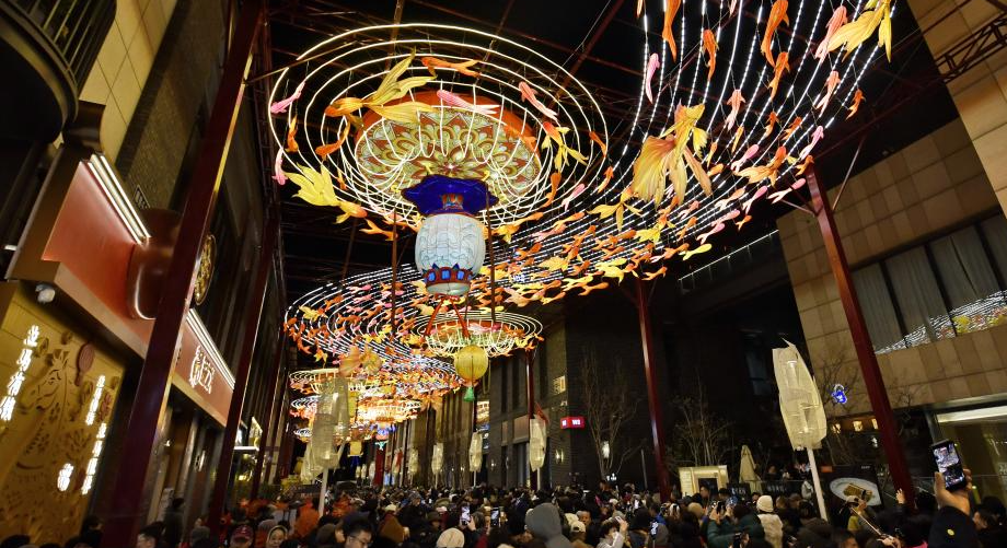 北京：灯映前门年味足