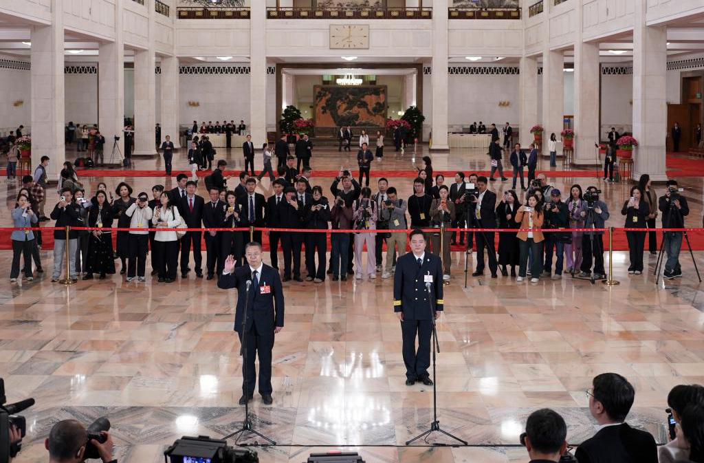 十四届全国人大四次会议第二场“代表通道”集中采访活动举行
