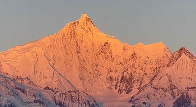 看梅里雪山从月映银山到日照金山