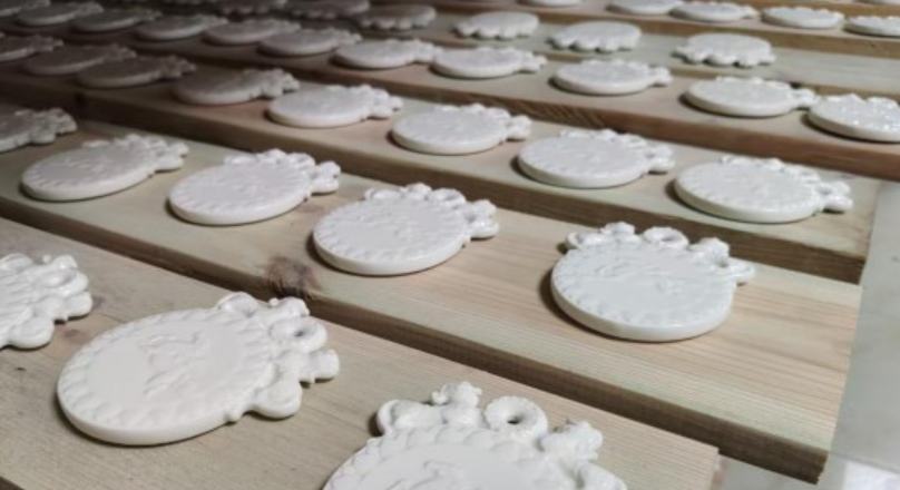 千年定瓷技艺“跨界”半马奖牌