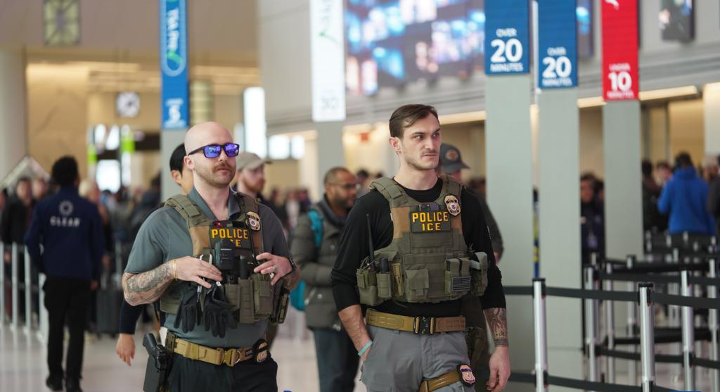 美國移民執法人員開始在機場執勤