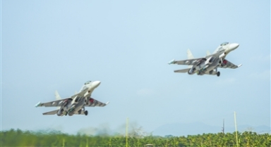 南部战区空军某部开展飞行训练