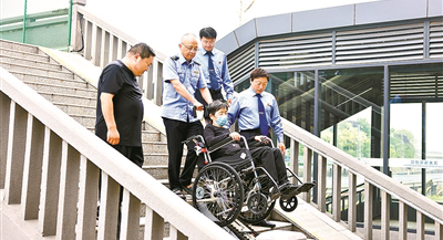 轮椅可以稳稳当当上站台