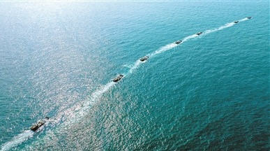 陆军某旅组织泛水编波训练