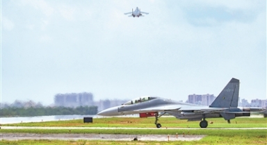 空军某部组织飞行训练