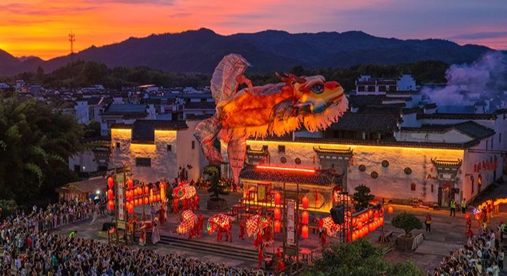 安徽黄山:古村“夜经济”持续升温