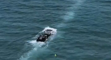 两栖装甲车海上踏浪有多燃