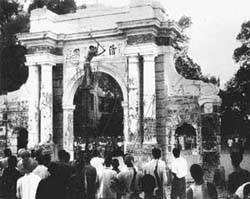 1966年8月,清华大学红卫兵在砸毁牌坊上的“清华园”题字