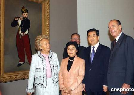 胡锦涛和希拉克观看画展(图片来源:中新网)
