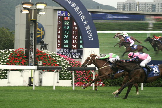 香港赛马会:奔驰打吡赛头马赢得928万