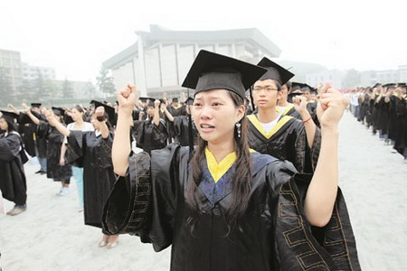 湖南大学5千多名毕业生用手语表演《感恩的心