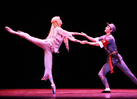 组图:红色经典芭蕾舞剧《<em>白毛女</em>》武汉上演 (3