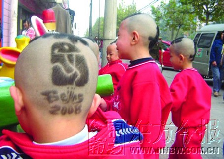 理发师在孩子头上剃出迎奥运发型