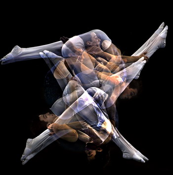 组图:多重曝光拍摄的蹦床比赛精彩瞬间 (2)