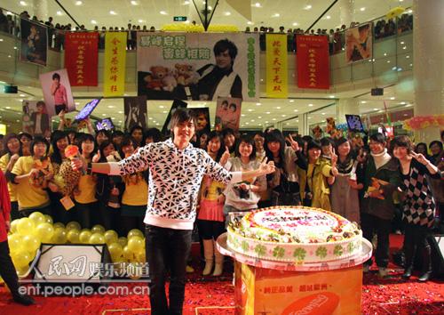 李易峰携私家写真重出江湖 京津狂签4000册