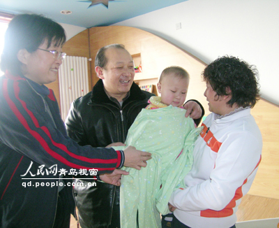 为福利院儿童穿新衣