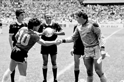 组图:马拉多纳为上帝之手随便道个歉 (2)