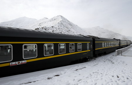 拉萨下雪 火车正常行驶