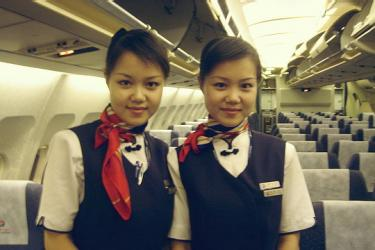 东方航空空姐_东方航空空姐收入(2)