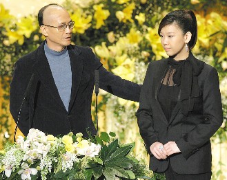 肥肥追思会郑少秋与女儿似远似近 携女上台自