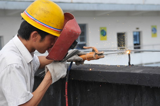 湖北宜昌中小学校安装避雷装置