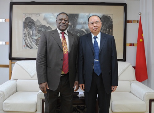 人民日报社社长张研农会见苏丹《先驱报》社长