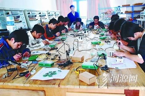 河源:河职院师生联手发明智能限电器