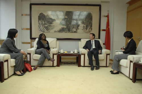 人民日报社副社长何崇元会见美联社副总裁一行