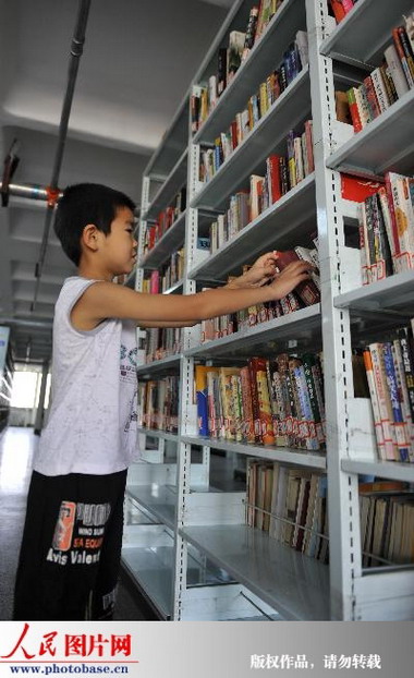 乌鲁木齐:图书馆正常开放 读者络绎不绝 (9)