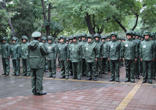 负责道路戒严的武警战士整装待发