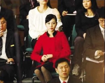 奥巴马身后黑衣美女脱衣动画走红网络