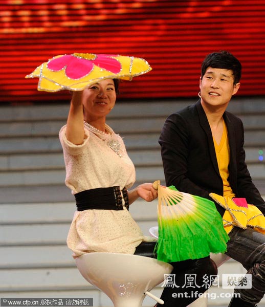 小沈阳闫妮表演二人转扇子功 揽腰贴身互动似