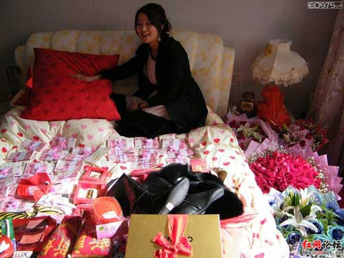 美女狂秀130万聘礼 引来网友众多砖头