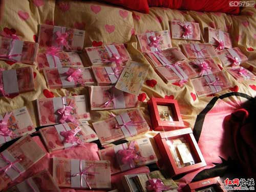 美女狂秀130万聘礼 引来网友众多砖头