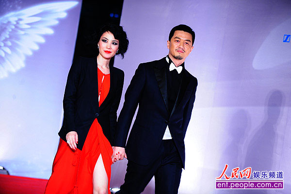 王菲带大女儿参加婚礼 意外抢走新娘罗海琼风