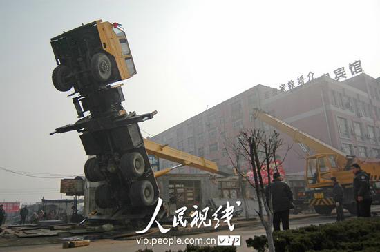 山东聊城大吊车超重失衡站立街头