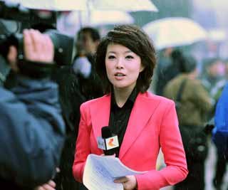 一名女记者冒雪采访。
【气象预报】
今天夜间到明天白天
北京:-1℃~6℃ 多云转晴
上海:8℃~12℃ 大雨转阵雨
重庆:10℃~12℃ 小雨
南京:7℃~12℃ 中雨转小雨
济南:2℃~7℃ 小雨转多云
武汉:8℃~14℃ 小雨转多云
福州:15℃~19℃ 阵雨
成都:9℃~14℃ 小雨转多云
石家庄:2℃~10℃ 多云转晴
哈尔滨:-5℃~-2℃ 中雪-大雪
【责任编辑】赵超