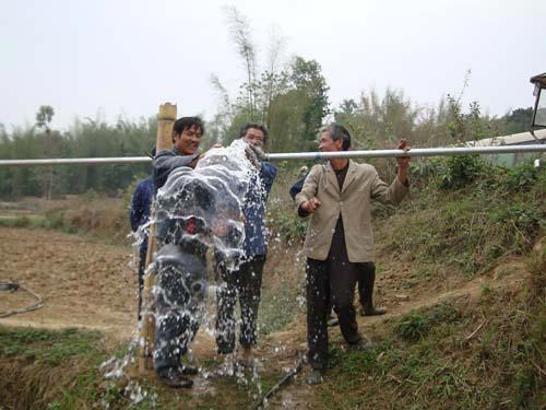 个体老板卢振兴:为了打井掏空家底--社会--人民