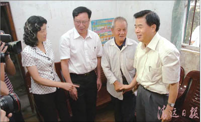 广东省省长黄华华慰问清远市清新县困难党员