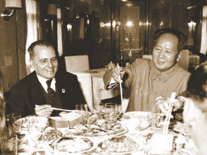1959年10月,毛泽东宴请访华的普列斯特斯(左)。