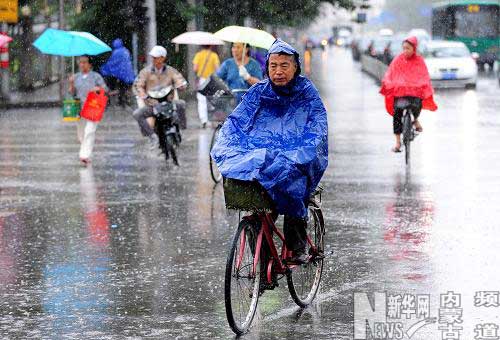 内蒙古中西部:降雨祛暑气 酷热变清凉